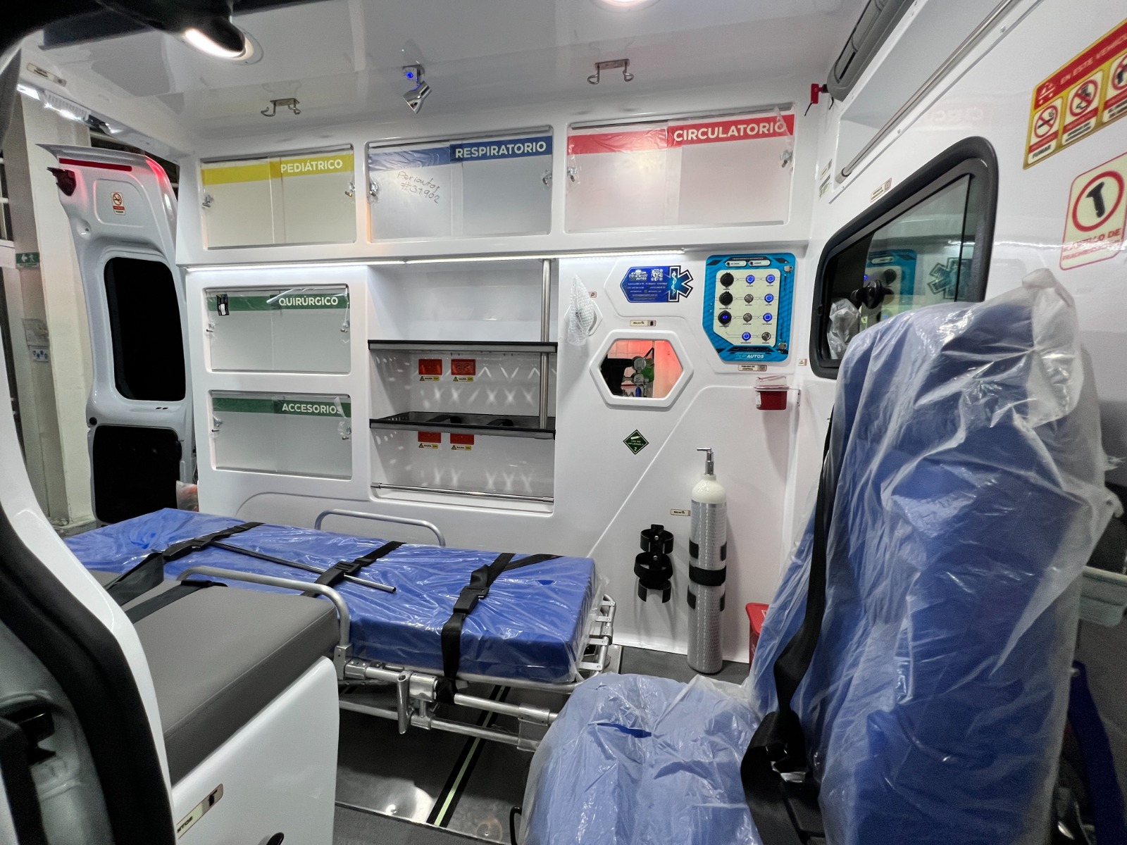 Interior real de ambulancia adecuada por PERIAUTOS