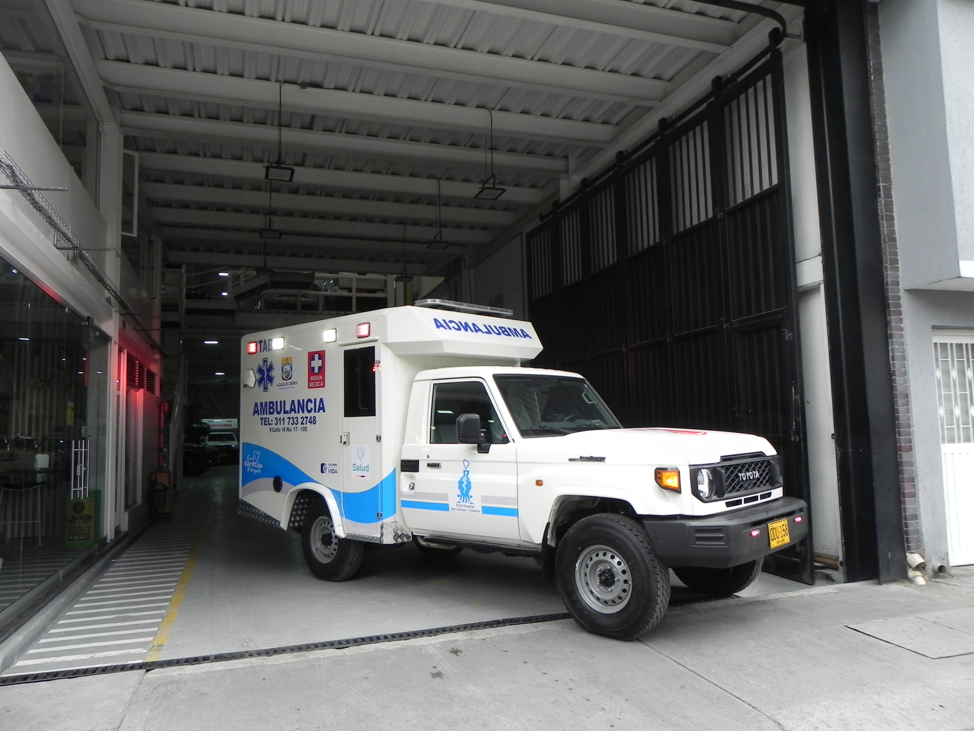 Ambulancia 4x4 real en las instalaciones de PERIAUTOS